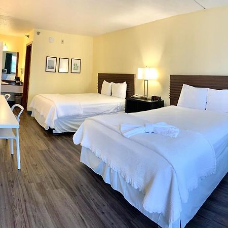 Seven Gables Inn Брэнсон Экстерьер фото